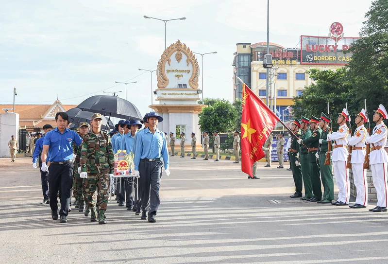 Trọn nghĩa tình người làm công tác chính sách