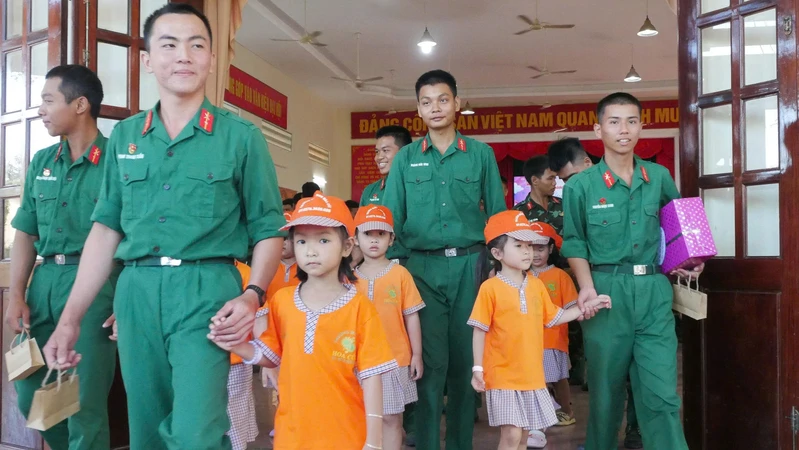 Trung đoàn 5 tổ chức Chương trình “Một ngày em là chiến sĩ” 