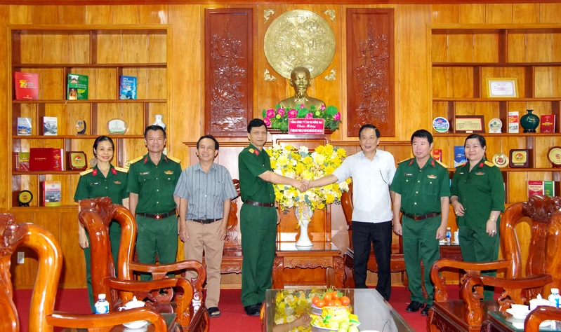 Các đơn vị kết nghĩa đến thăm, chúc mừng cán bộ, chiến sĩ Sư đoàn 309 nhân kỷ niệm 81 năm Ngày thành lập Quân đội nhân dân Việt Nam