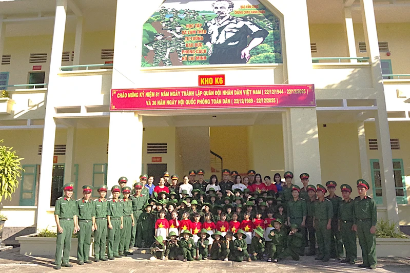 Kho K6, Cục Hậu cần – Kỹ thuật Quân khu 7 phối hợp Trường mầm non Hướng Dương tổ chức chương trình tham quan, học tập kỹ năng sống