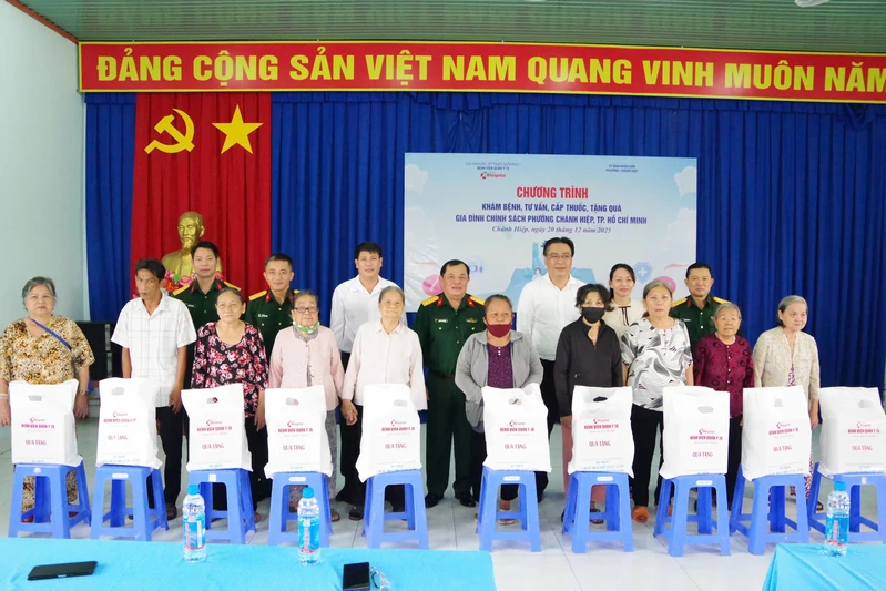 Bệnh viện Quân y 7A khám bệnh, tặng quà cho gia đình chính sách, người dân có hoàn cảnh khó khăn tại phường Chánh Hiệp, Thành phố Hồ Chí Minh

