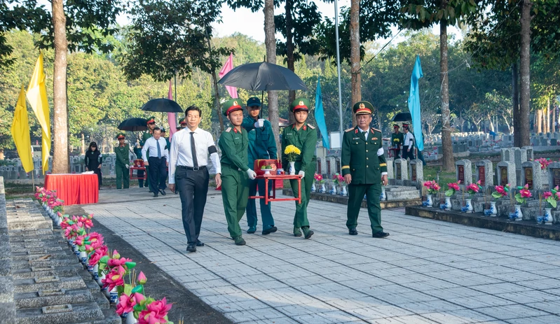 Lễ truy điệu và an táng hài cốt liệt sĩ tại Nghĩa trang Đồi 82 