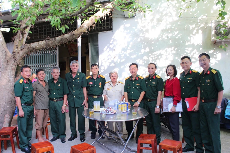 Ban Chỉ huy phòng thủ khu vực 6 - Đặc khu Côn Đảo thăm, tặng quà cựu tù chính trị