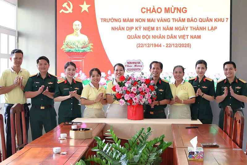 Trường mầm non Mai Vàng thăm, chúc mừng Báo Quân khu 7 nhân kỷ niệm 81 năm Ngày thành lập Quân đội nhân dân Việt Nam