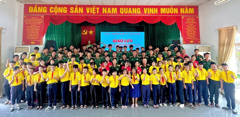 Đội K71 phối hợp Trường khuyết tật tỉnh Tây Ninh tổ chức các hoạt động kỷ niệm 81 năm Ngày thành lập Quân đội Nhân dân Việt Nam