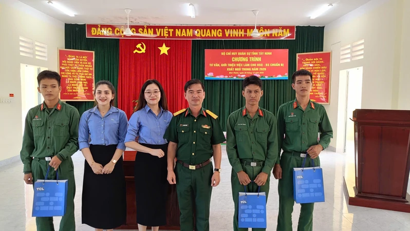 Ban Chỉ huy phòng thủ khu vực 4 Tân Thạnh tư vấn, giới thiệu việc làm cho bộ đội xuất ngũ
