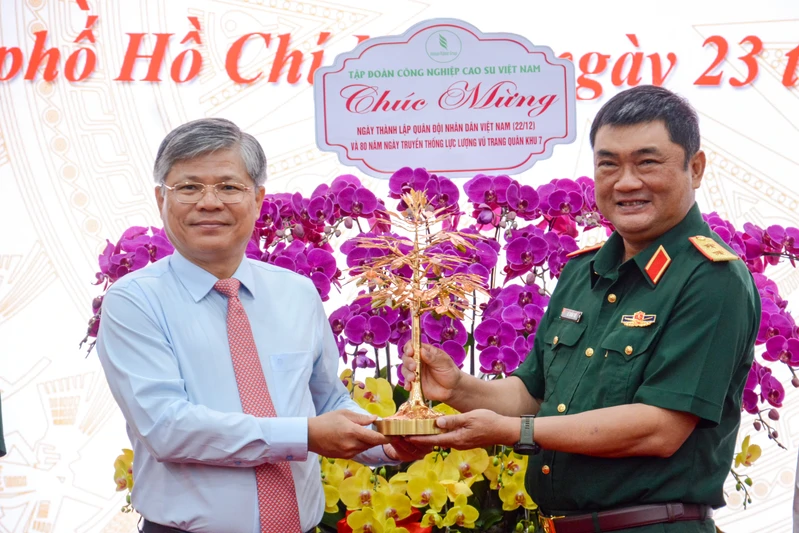 Tập đoàn Công nghiệp Cao su Việt Nam chúc mừng Bộ Tư lệnh Quân khu 7