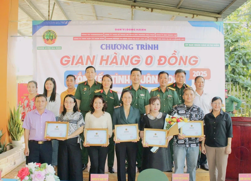 Ấm tình quân dân chương trình “Gian hàng 0 đồng, gắn kết tình quân - dân” 
