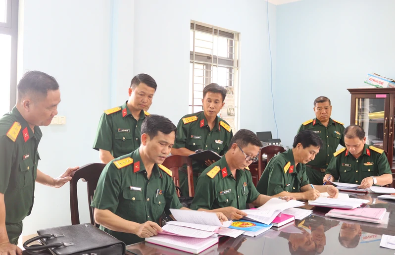 Cục chính trị Quân khu 7 kiểm tra công tác tổ chức sinh hoạt chuyên đề tại Sư đoàn 7 
