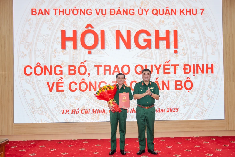 Ban Thường vụ Đảng ủy Quân khu 7 công bố, trao quyết định về công tác cán bộ