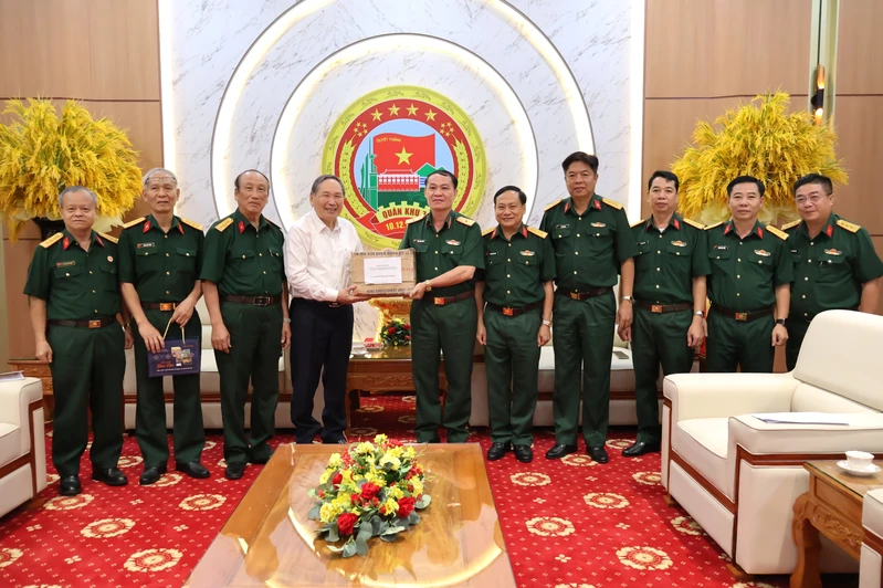 Ban vận động thành lập Ban liên lạc cựu quân tình nguyện và chuyên gia quân sự Việt Nam – Campuchia thăm Quân khu 7