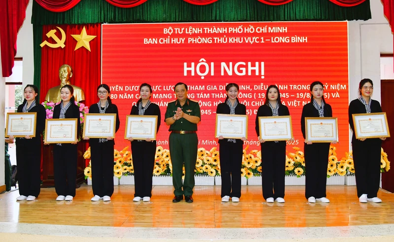 Ban Chỉ huy Phòng thủ khu vực 1 - Long Bình tuyên dương lực lượng tham gia diễu binh, diễu hành