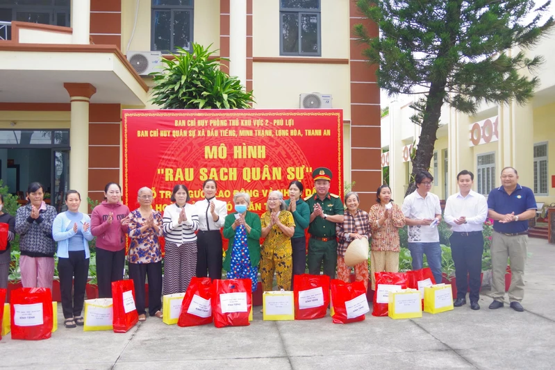 Ban Chỉ huy Phòng thủ khu vực 2 – Phú Lợi tổ chức mô hình “Rau sạch quân sự” lần thứ 5