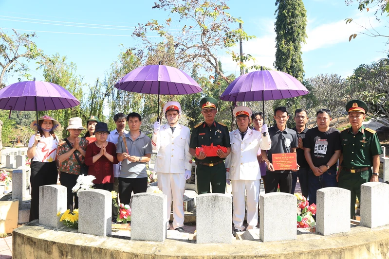 Di dời 4 hài cốt liệt sĩ về quê hương