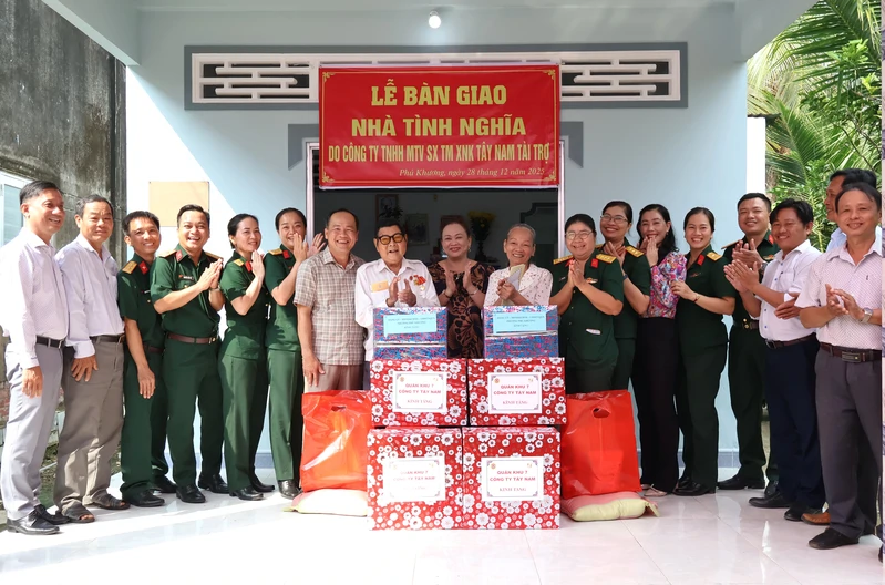 Công ty Tây Nam bàn giao nhà tình nghĩa tại tỉnh Vĩnh Long