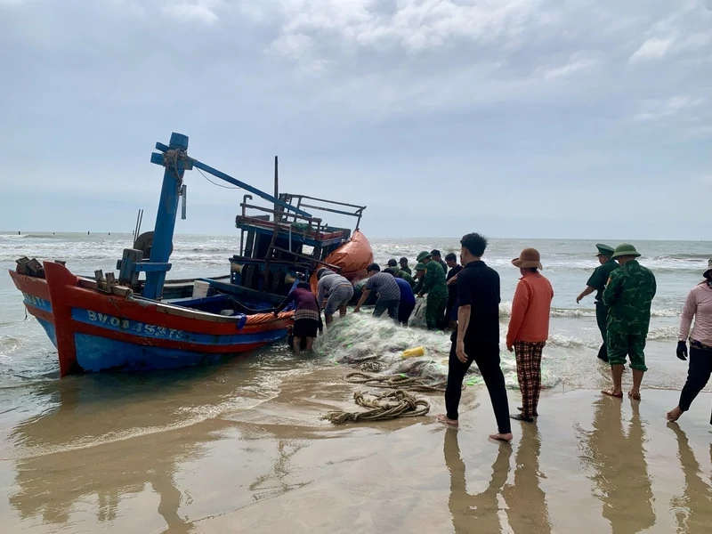 Bộ đội Biên phòng TPHCM hỗ trợ phương tiện bị chìm 