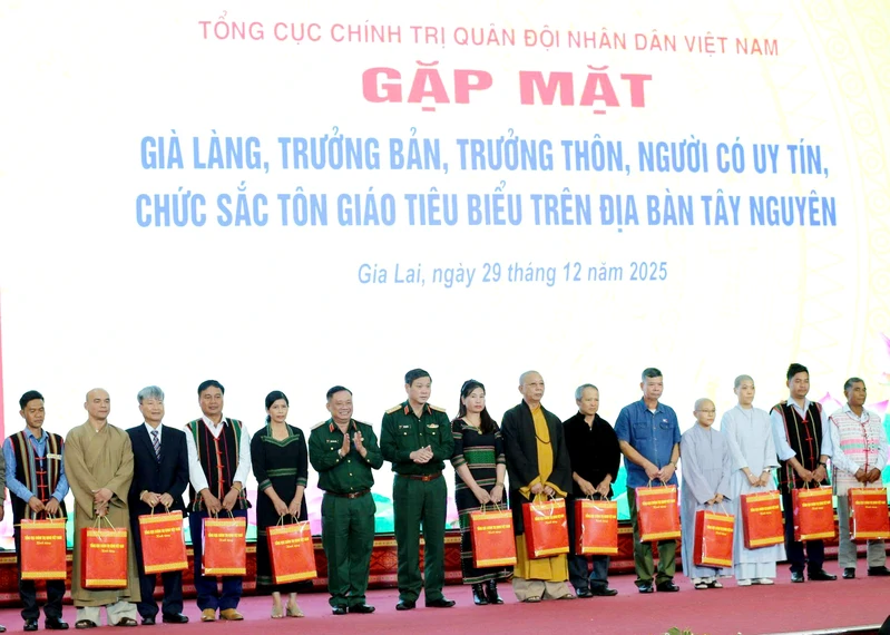 Tổng cục Chính trị QĐND Việt Nam gặp mặt già làng, trưởng bản, trưởng thôn, chức sắc tôn giáo tiêu biểu trên địa bàn Tây Nguyên