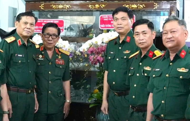 Thiếu tướng Đặng Văn Lẫm chúc mừng Thiếu tướng Trần Ngọc Thổ được phong tặng danh hiệu Anh hùng LLVT Nhân dân