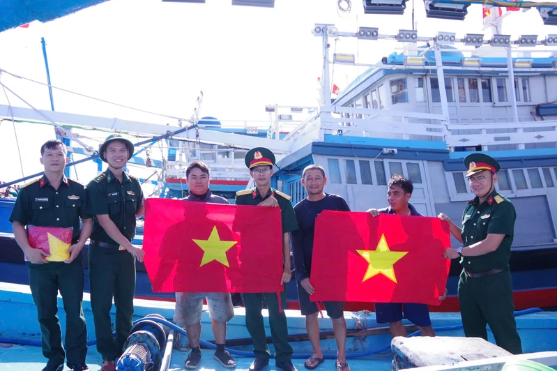 Ban Chỉ huy Phòng thủ Khu vực 5 – Phan Thiết (Bộ CHQS tỉnh Lâm Đồng) tuyên truyền pháp luật, vận động Nhân dân chống khai thác IUU