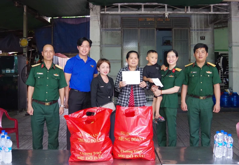 Nghĩa tình Phụ nữ LLVT Quân khu với trẻ mồ côi