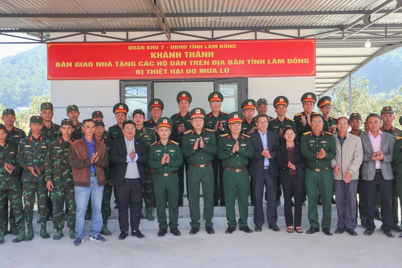 Quân khu 7 bàn giao nhà trong “chiến dịch Quang Trung”