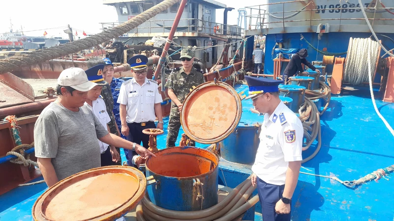 Bộ Tư lệnh Vùng Cảnh sát biển 3 bắt giữ tàu vận chuyển dầu DO trái phép trên vùng biển phía Nam
