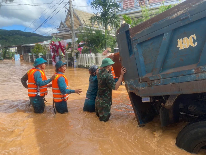 LLVT tỉnh Lâm Đồng hỗ trợ Nhân dân ứng phó ngập lụt và sạt lở
