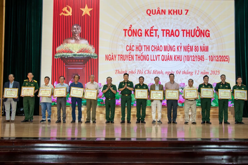 Tổng kết, trao thưởng các cuộc vận động, cuộc thi, hội thi chào mừng kỷ niệm 80 năm Ngày truyền thống LLVT Quân khu 7