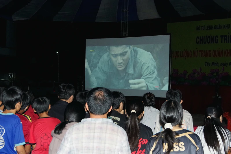 Quân khu 7 tổ chức chiếu phim "Mưa đỏ" trong hành trình 80 năm về nguồn