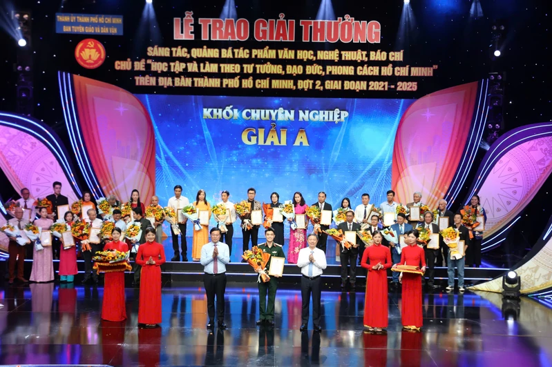 Đoàn văn công Quân khu 7 đạt giải A Giải thưởng sáng tác, quảng bá tác phẩm văn học, nghệ thuật, báo chí về chủ đề “Học tập và làm theo tư tưởng, đạo đức, phong cách Hồ Chí Minh”

