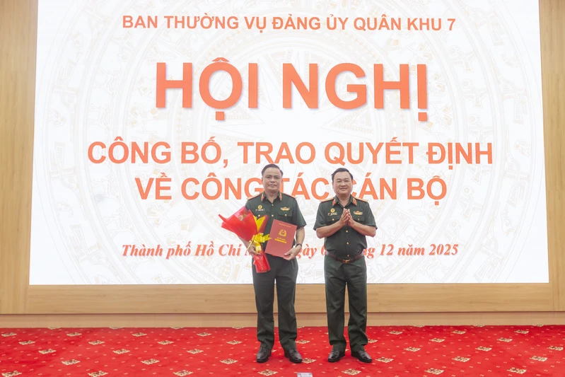 Ban Thường vụ Đảng ủy Quân khu 7 công bố, trao quyết định về công tác cán bộ
