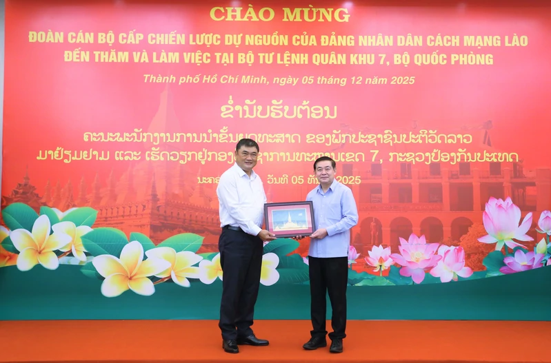 Đoàn cán bộ cấp chiến lược dự nguồn Đảng Nhân dân cách mạng Lào thăm và làm việc tại Bộ Tư lệnh Quân khu 7