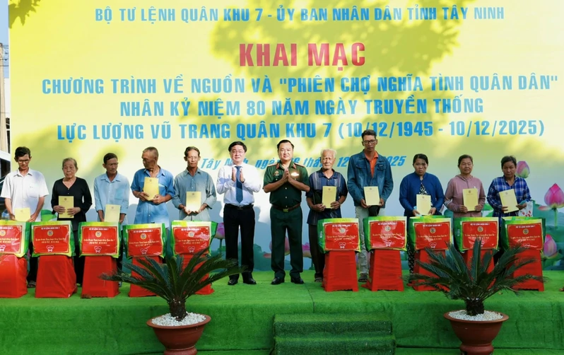 Khai mạc chương trình về nguồn và “Phiên chợ nghĩa tình quân dân” kỷ niệm 80 năm Ngày truyền thống LLVT Quân khu 7 