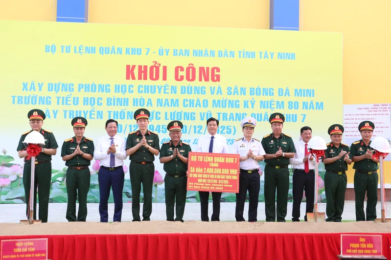 Quân khu 7 tổ chức khởi công xây dựng các phòng học chuyên dùng, công trình thể dục thể thao, tặng quà các gia đình chính sách trong chương trình về nguồn 