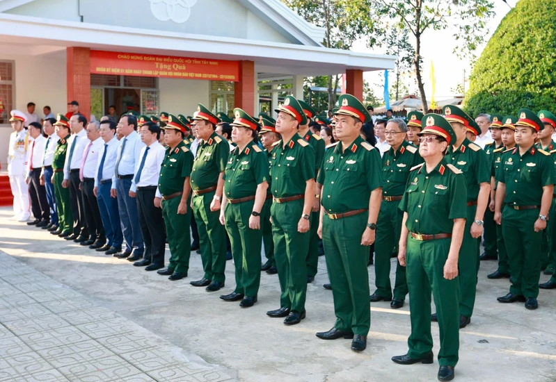 Dâng hương tưởng niệm các Anh hùng liệt sĩ tại Bia truyền thống LLVT Quân khu 7