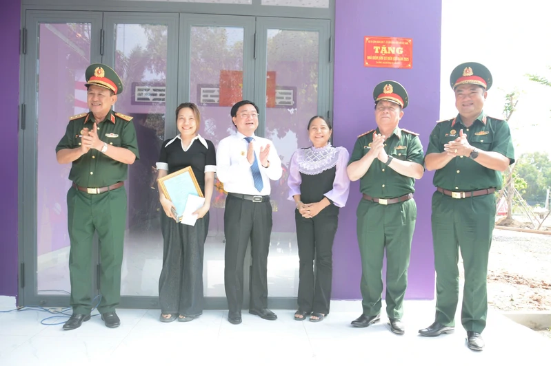 Quân khu 7 khánh thành, bàn giao 69 căn nhà “Khu dân cư liền kề chốt dân quân biên giới”