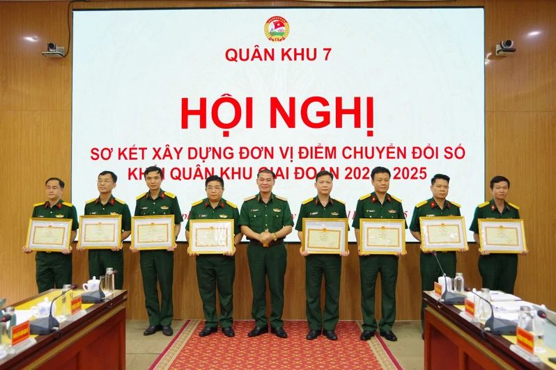 Chuyển đổi số và “Bình dân học vụ số” - động lực nâng cao chất lượng tổng hợp LLVT Quân khu 7