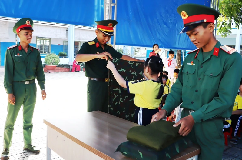 Trung đoàn 271 phối hợp tổ chức chương trình “Một ngày làm chiến sĩ”