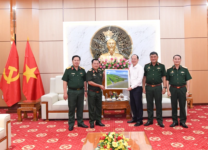 Đảng ủy, Bộ Tư lệnh Quân khu 7 tiếp đoàn Tỉnh Cà Mau, Thành  phố Hồ Chí Minh chúc mừng kỷ niệm 80 năm Ngày truyền thống LLVT Quân khu