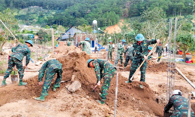Các đơn vị, doanh nghiệp LLVT Quân khu phát động đợt thi đua cao điểm giúp dân xây nhà sau lũ