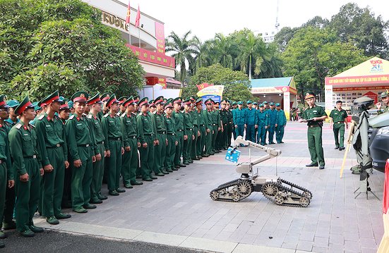 Các đơn vị  LLVT Quân khu 7 tham quan triển lãm “Tiến bước dưới cờ Đảng” 