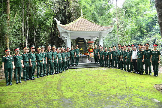 Sư đoàn 9 hành quân về nguồn, thăm tặng quà gia đình chính sách