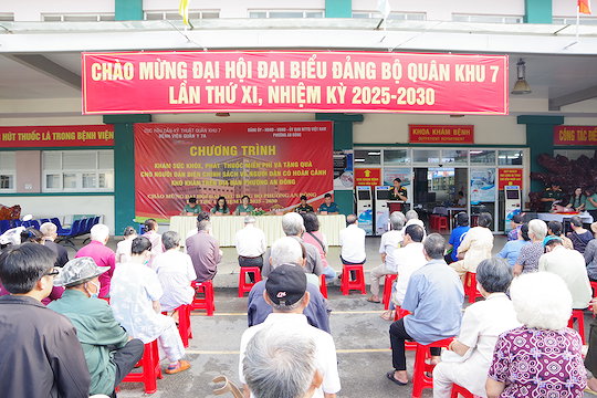 Bệnh viện Quân y 7A tặng quà, khám bệnh, phát thuốc cho gia đình chính sách tại phường An Đông, TPHCM