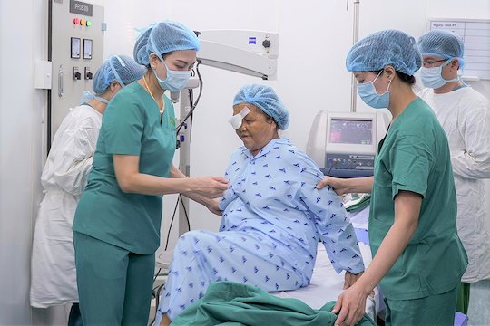 Bệnh viện Quân y 175 khám, phẫu thuật mắt miễn phí tại tỉnh Tây Ninh