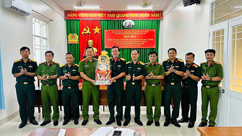 Trung đoàn Minh Đạm thăm, chúc mừng kỷ niệm 80 năm Ngày truyền thống Công an nhân dân