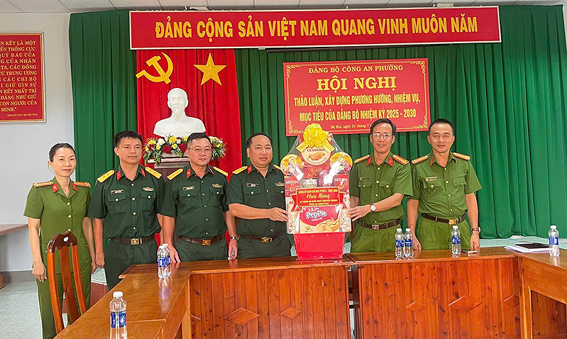 Ban Chỉ huy Phòng thủ khu vực 5 - Tam Long thăm, chúc mừng các đơn vị  Công an nhân kỷ niệm 80 năm ngày truyền thống CAND Việt Nam 
