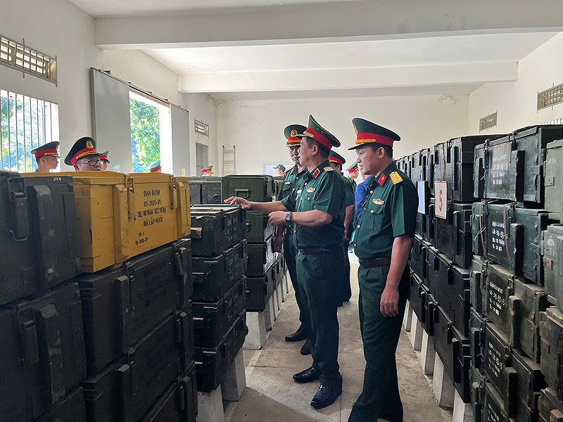 Quân khu 7 kiểm tra công tác bảo đảm an toàn kho tàng tại Đại đội Kho 694