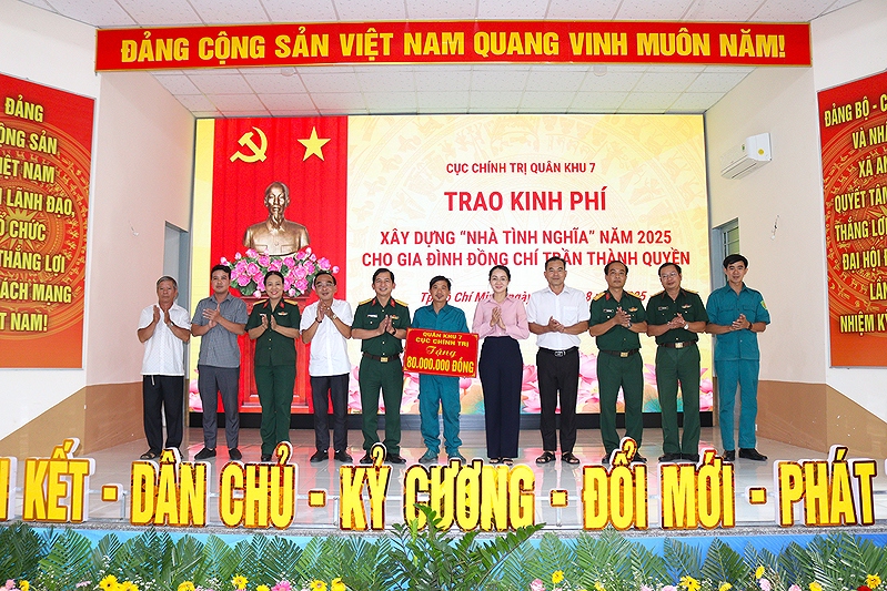 Cục Chính trị Quân khu trao kinh phí xây dựng nhà tình nghĩa tại xã An Long
