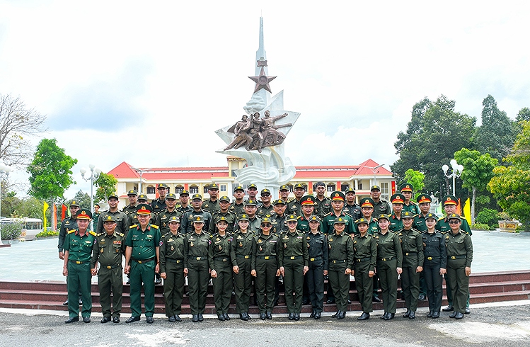 Đoàn nghệ thuật Quân đội Hoàng gia Campuchia dâng hương tưởng niệm Chủ tịch Hồ Chí Minh và Bia tưởng niệm các Anh hùng Liệt sĩ tại Sư đoàn 5