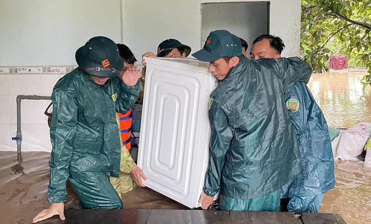 Đồng Nai huy động trên 100 cán bộ, chiến sĩ giúp dân khắc phục hậu quả thiên tai